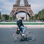 Un vélo se déplaçant à Paris