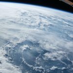 Mer de nuages vue de l'espace et un satellite
