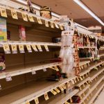 rayons vides d'un supermarché en crise