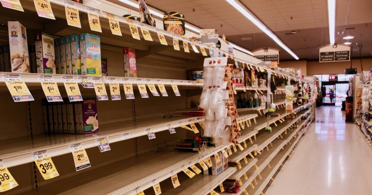 rayons vides d'un supermarché en crise